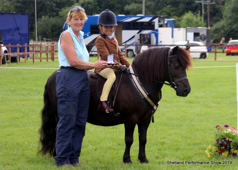 Julia Gibson presents the SPS-BS Silver medal and the Sheila Gibson Coppice Dolly Diana Sash to The Best Novice Combination - Surestart Othello & Chloe Hylton